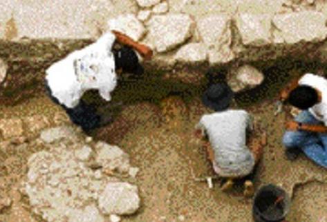 Un equipo de arqueólogos dirigidos por el japonés Takeshi Inomata mientras excavan en una pirámide el sitio Ceibal. (Foto Prensa Libre: Archivo)