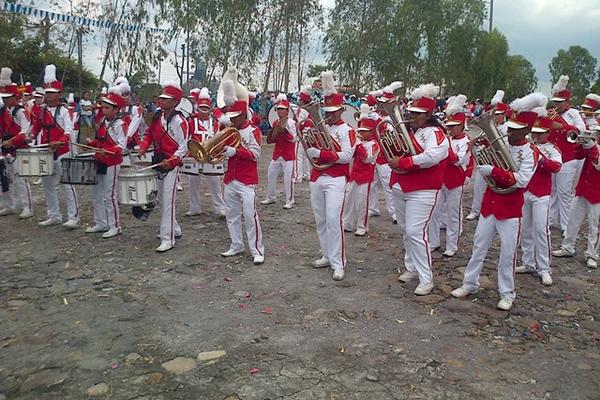 Una de las diez bandas escolares que participaron en el concurso que organizó el parque recreativo. (Foto Prensa Libre: Enrique Paredes)<br _mce_bogus="1"/>