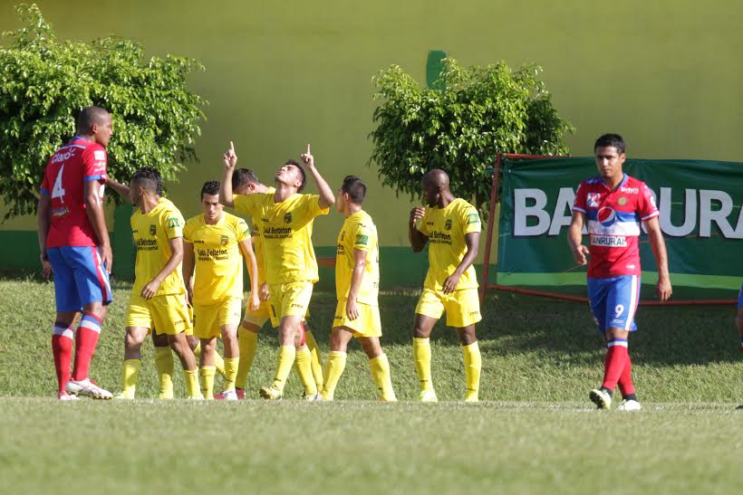 Los futbolistas de Guastatoya festejan la segunda anotación de Wilson Pineda (centro) contra Xelajú MC, en el duelo de ida de las semifinales del Apertura 2015. (Foto Prensa Libre: Norvin Mendoza)