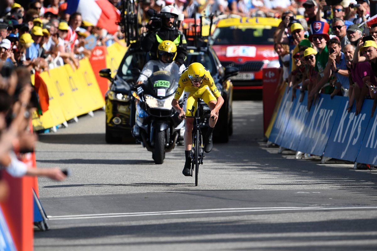 Chris Froome pedalea en solitario a la meta. (Foto Prensa Libre: AFP)