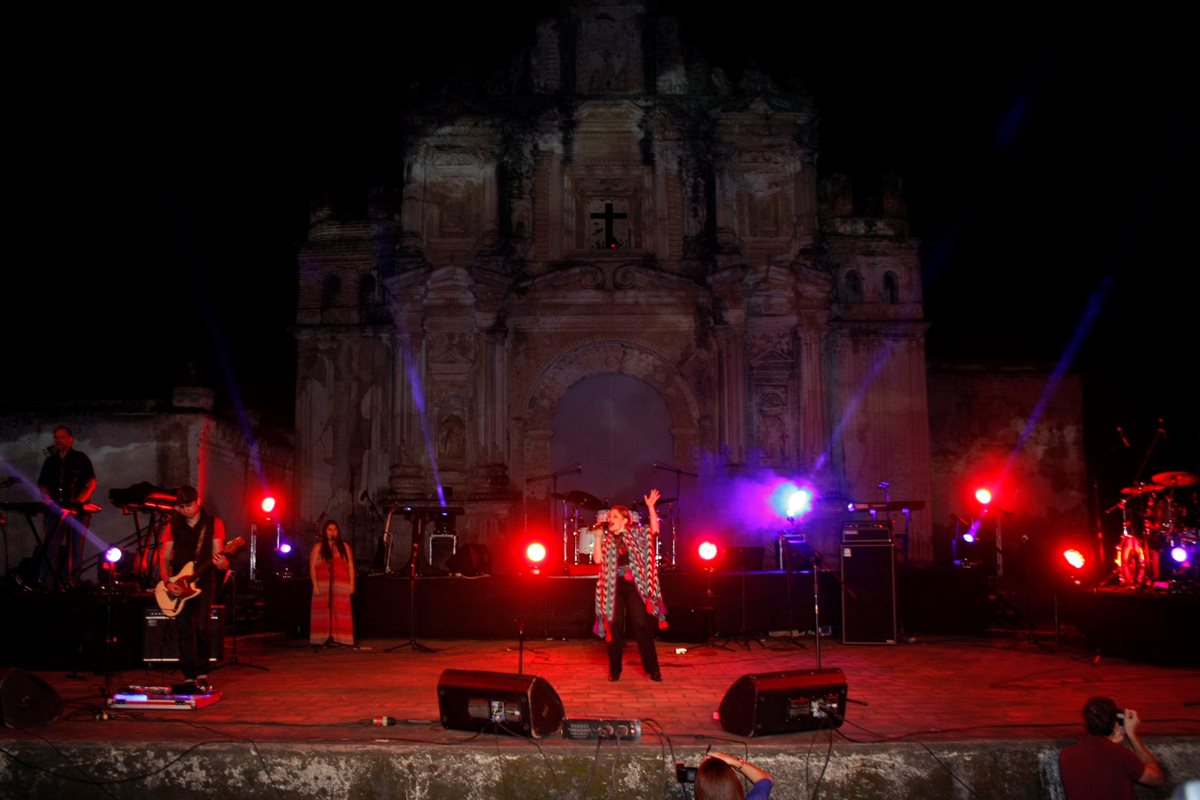 Magda Angélica fue una de las intérpretes que participaron en el encuentro, celebrado en la Ermita de la Santa Cruz (Foto Prensa Libre: Renato Melgar).