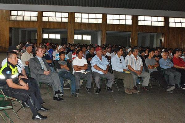 Pilotos de distintos medios de transporte participan en capacitación, en San Marcos. (Foto Prensa Libre: Aroldo Marroquín)