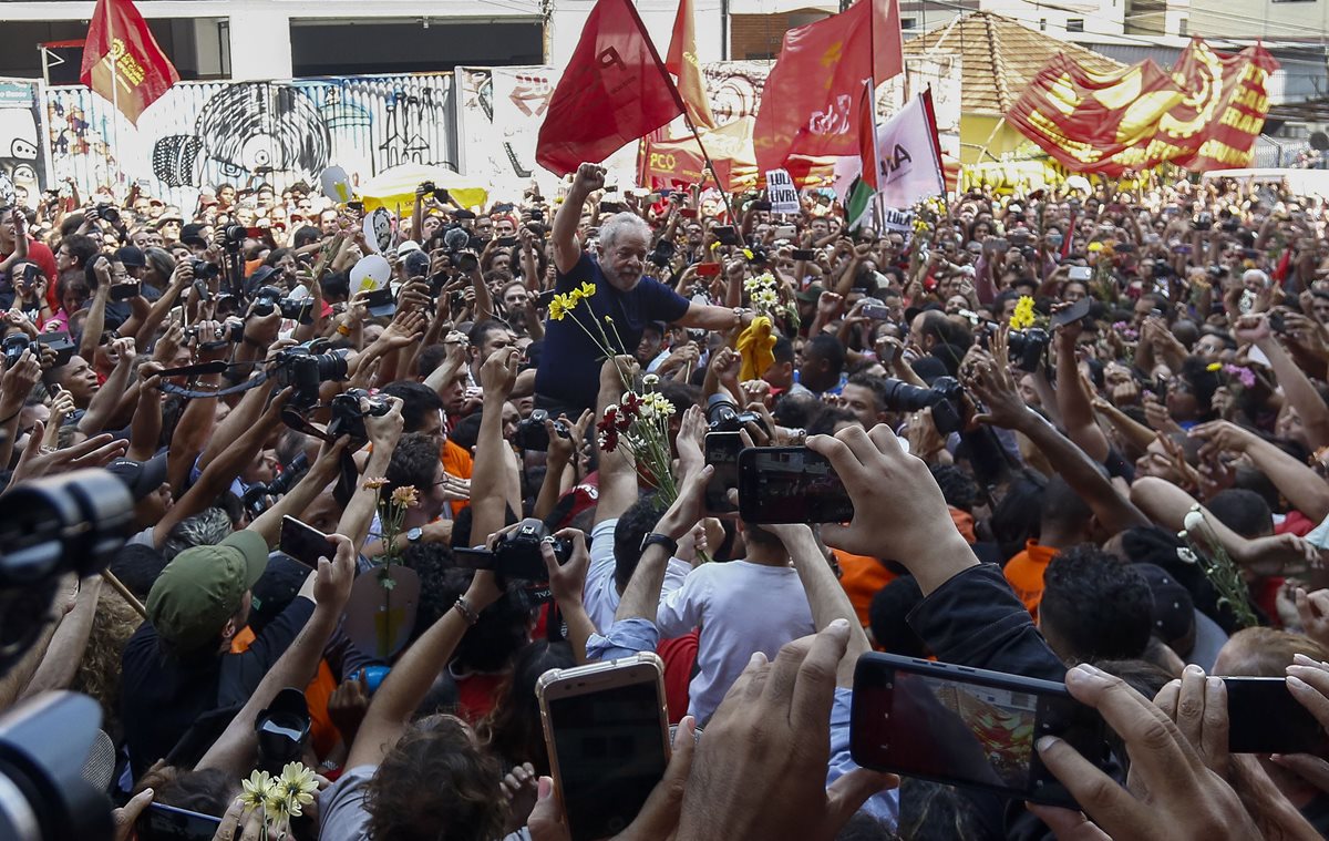 El ex presidente brasileño Luiz Inácio Lula da Silva levanta el puño después de asistir a una misa católica en memoria de su difunta esposa Marisa Leticia, en el edificio del sindicato de trabajadores metalúrgicos en Sao Bernardo do Campo. (Foto Prensa Libre: AFP)