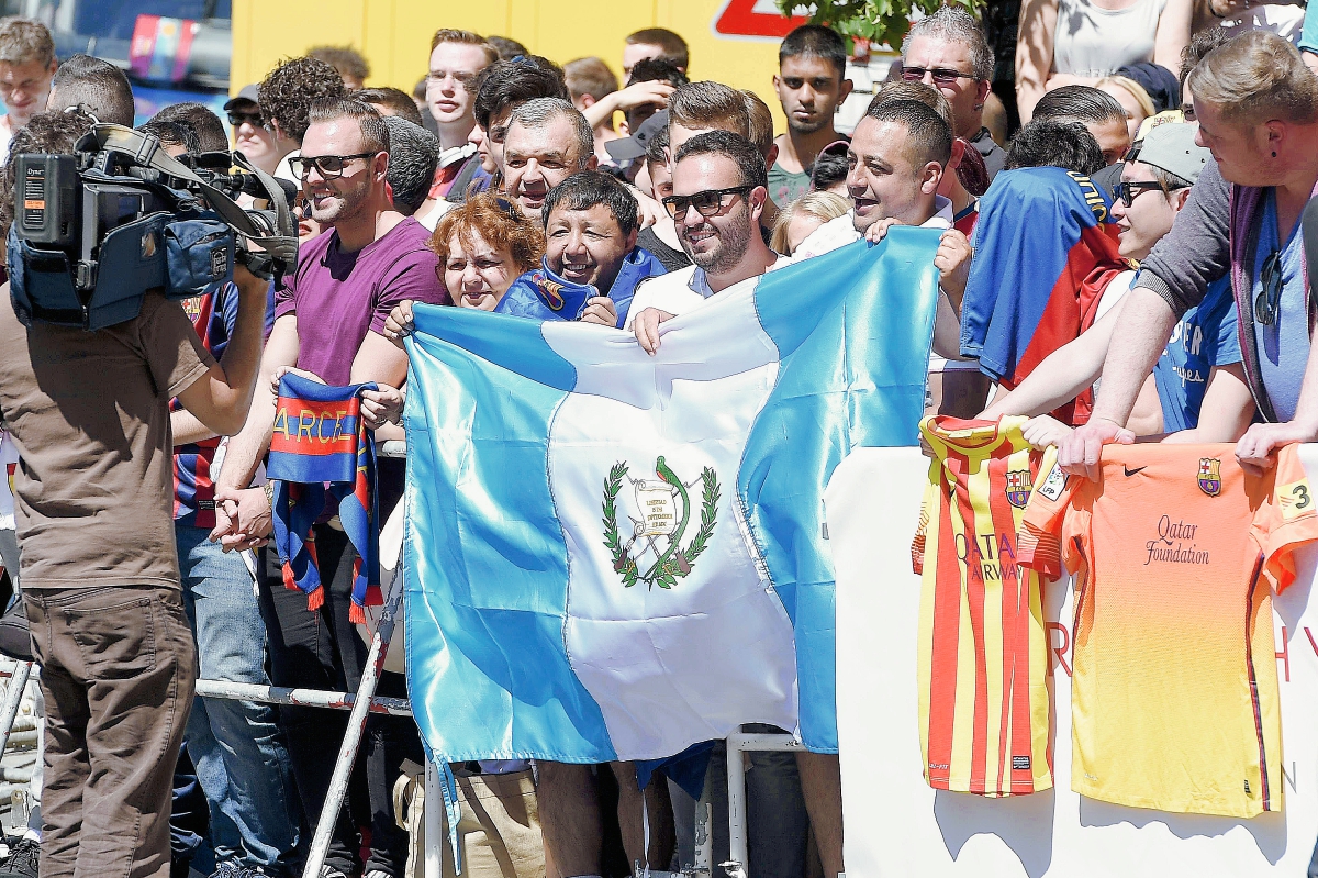 Seguidores guatemaltecos esperaron al Barcelona con la bandera azul y blanco que sobresalía en medio de la multitud. (Foto Prensa Libre: AFP)