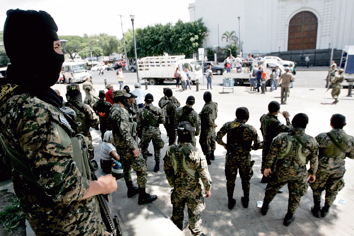 el fin de semana se escaparon seis cabecillas de una pandilla en El Salvador, de los cuales ya fueron recapturados cuatro. Autoridades mantienen alerta. (foto Prensa Libre: Cortesía La Prensa Gráfica)