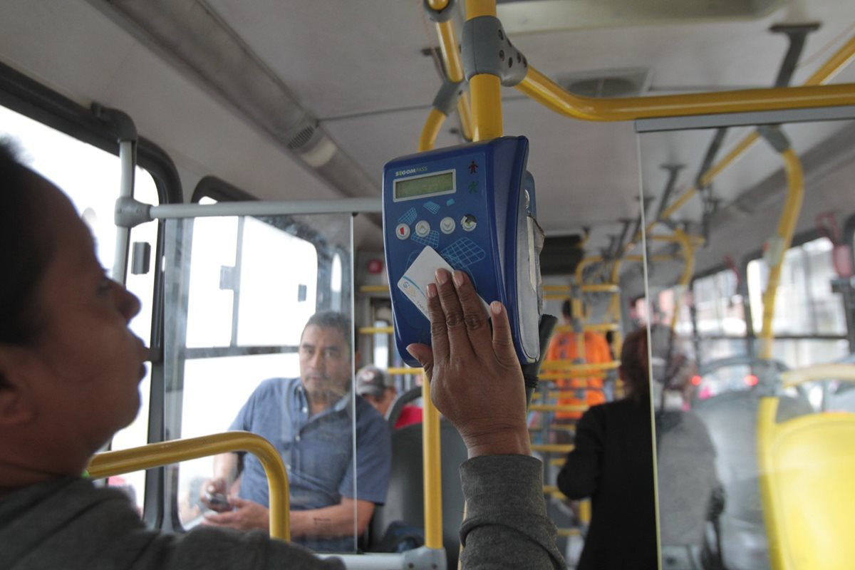 Usuarios afirman que al pasar la tarjeta el contador del Transurbano no siempre marca el saldo y cobra en exceso. (Foto Prensa Libre: Hemeroteca PL)