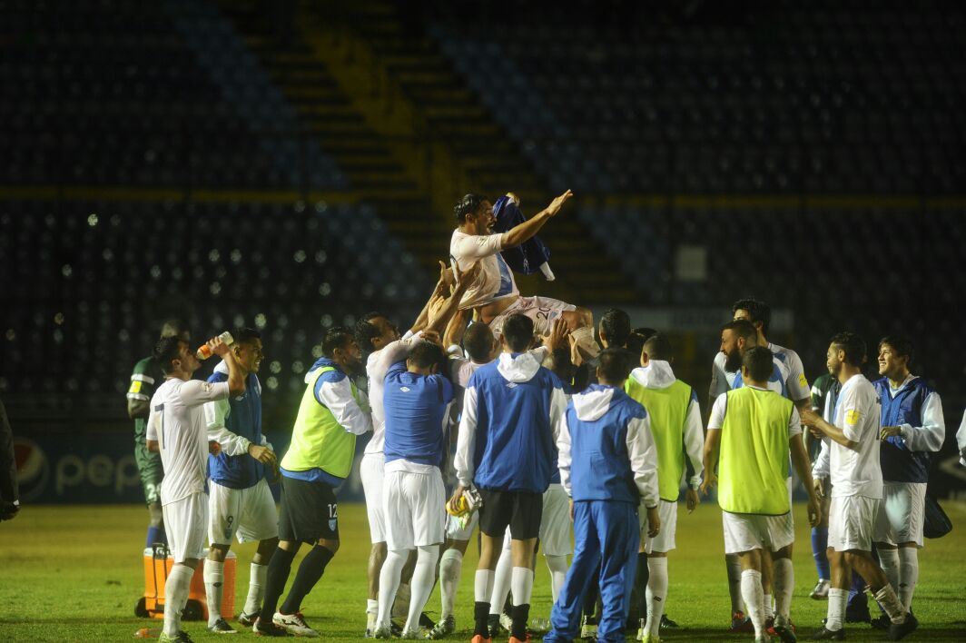 Carlos Ruiz fue alzado por los aires por parte de sus compañeros de Selección. (Foto Prensa Libre: Francisco Sánchez)