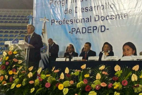 Binomio presidencial participa en graduación de profesionalización docente. (Foto Prensa Libre: Scspr)