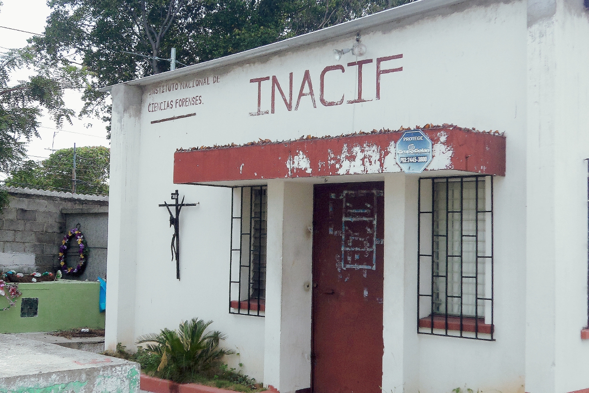 El cadáver  quemado de la niña fue trasladado a la morgue de la cabecera de Chiquimula. (Foto Prensa Libre: Edwin Paxtor)