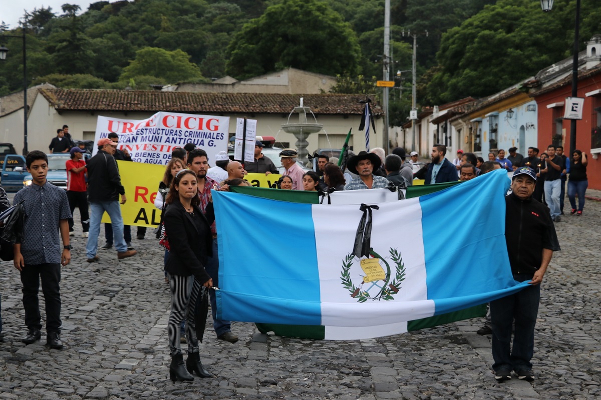 Con poca participación de antigüeños se desarrolló la segunda manifestación pacífica en contra de la administración municipal. (Foto Prensa Libre: Renato Melgar)