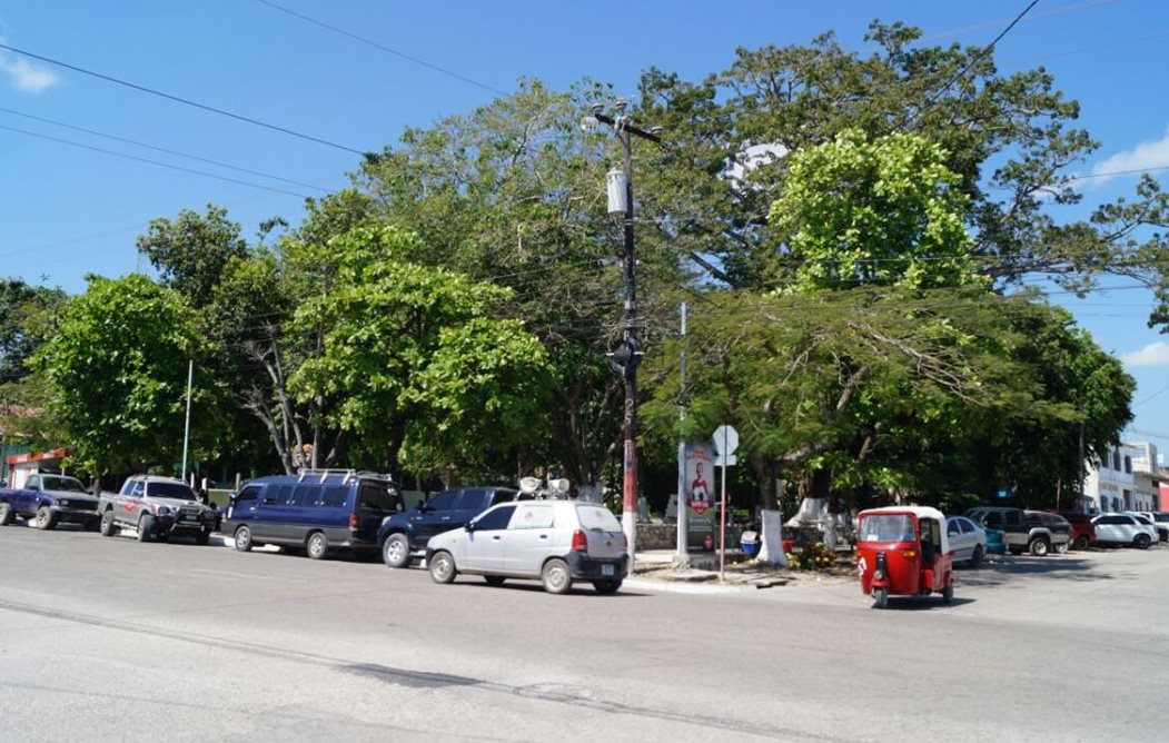 La captura de la pareja acusada de secuestro se llevó a cabo en las cercanías de un centro comercial en Santa Elena, Flores. (Foto Prensa Libre: Rigoberto Escobar)