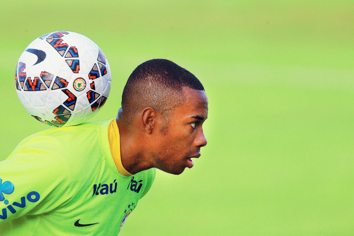 Robinho es uno de los jugadores que vuelve a la "canarinha" tras varios años de ausencia. (Foto Prensa Libre: EFE)