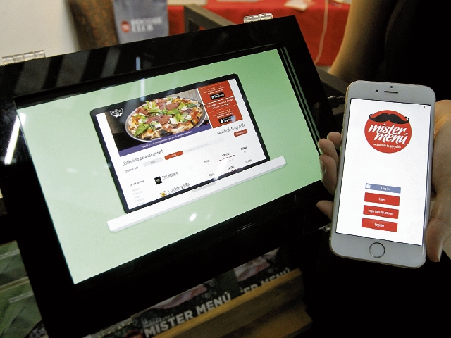 Mister Menú Es una aplicación que contiene una guía digital y móvil de restautantes en Guatemala. Ángela Mena y Lucía Barrios, creadoras de la aplicación, explican que se puede buscar con diferentes filtros como ciudad, zona, servicios, antojo, presupuesto y ofertas, incluso se pueden encontrar los menús de los restaurantes y el enlace para llegar vía waze. Ahora trabajan en una revista digital para impulsar la gastronomía nacional y retomar el uso de ingredientes como las hierbas.(Foto PL: Paulo Raquec)