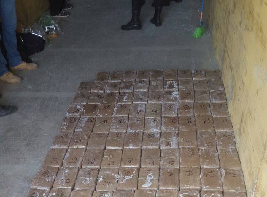 Ayer por la noche se terminó de contabilizar 418 kilos de cocaína distribuidos 411 paquetes, contabilizados por fiscales del MP. (Foto Prensa Libre: Ministerio Público)