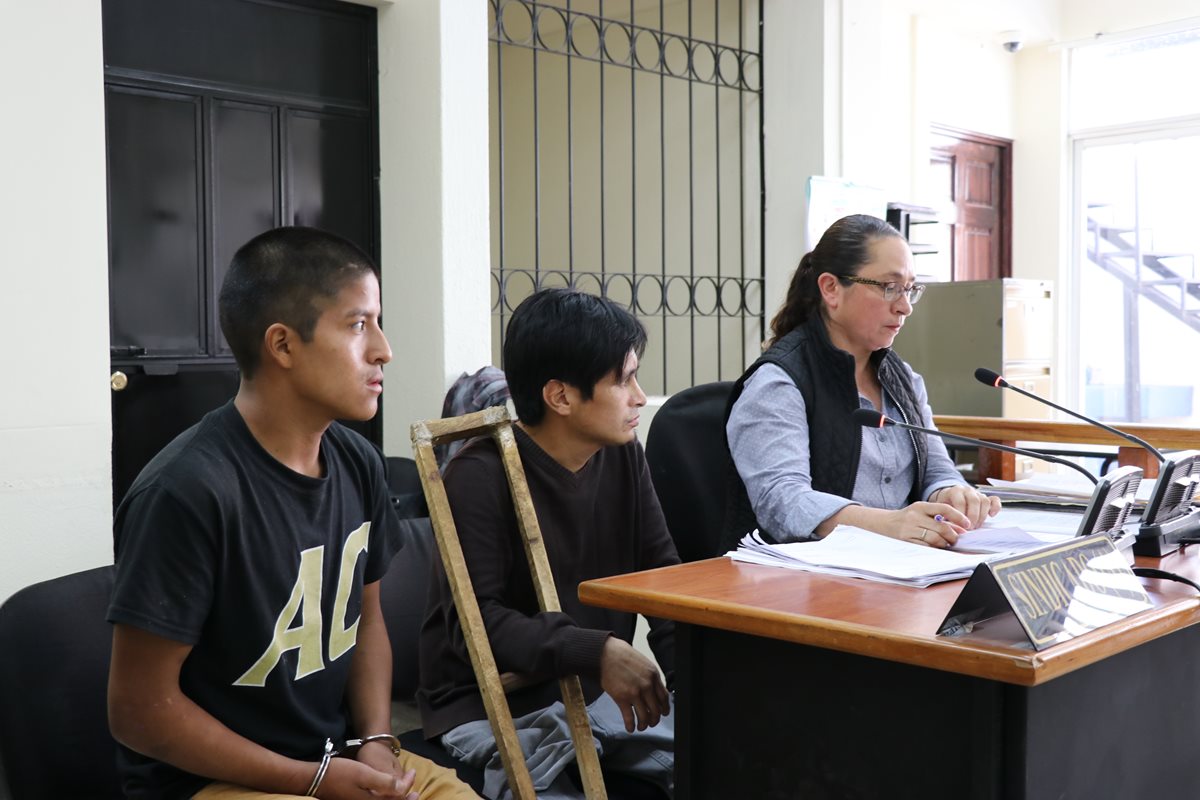Cesar Chicoj Xirum y Carlos León Macario, durante la audiencia. (Foto Prensa Libre: Héctor Cordero)