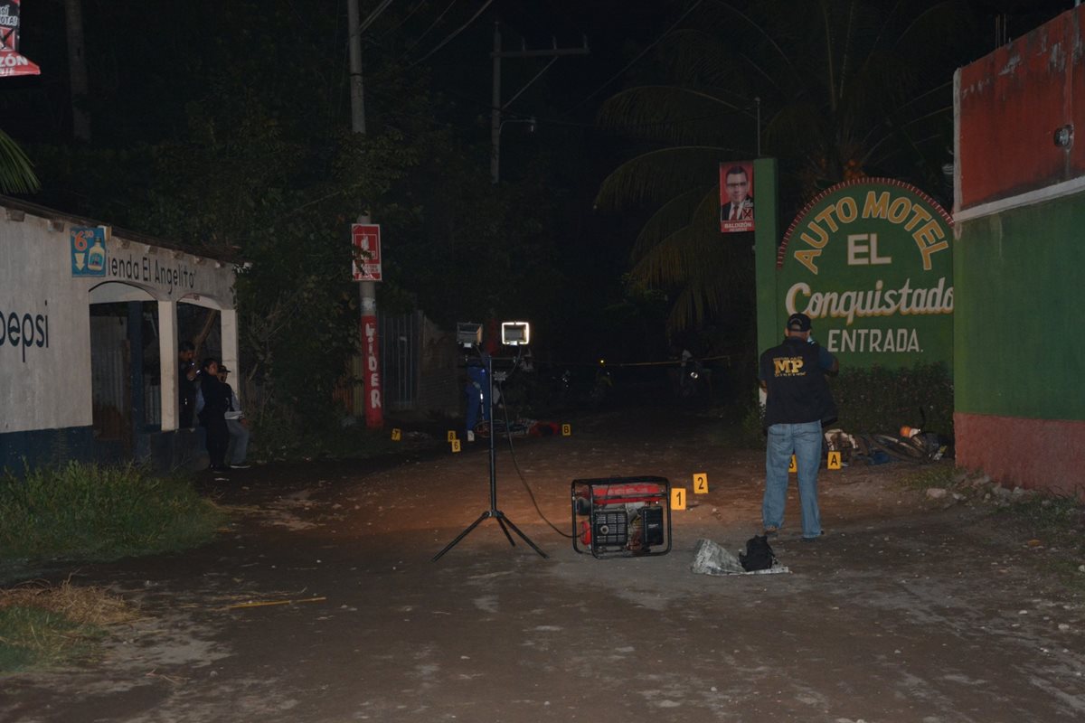 Las autoridades investigan la muerte de dos hombres en Puerto San José, Escuintla. (Foto Prensa Libre: Carlos Paredes)
