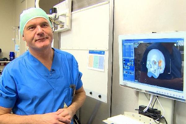 El médico responsable de la primer círugia de cráneo elaborado en una impresora 3D. (Foto Prensa Libre: EFE)