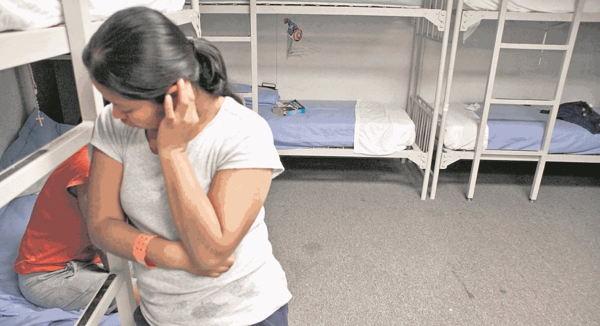 Una mujer guatemalteca permanece en un centro de madres detenidas, en Nuevo México, EE. UU. (Foto: Hemeroteca PL)