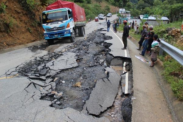 Daño en la carretera en aldea Puente Seco, Chicamán, Quiché. (Foto Prensa Libre: Óscar Figueroa)