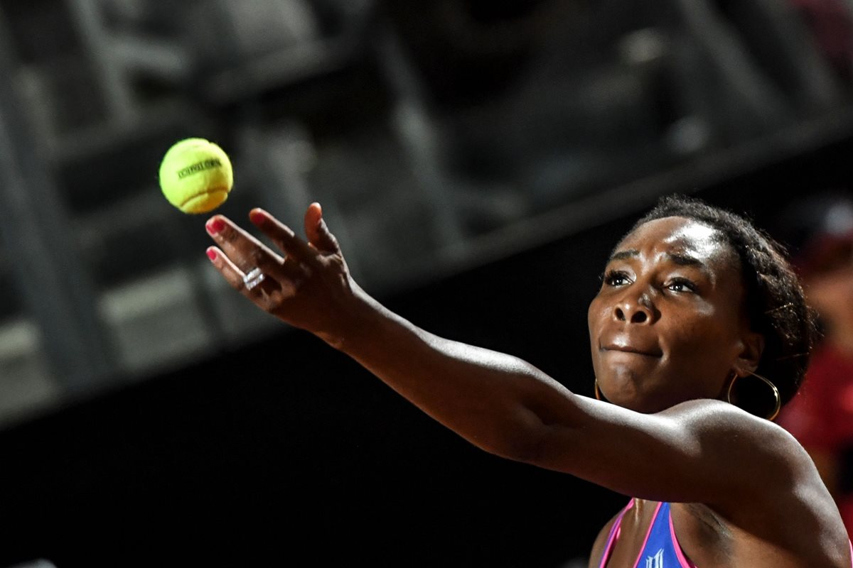 La tenista estadounidense Venus Williams debutó este lunes con un triunfo 6-4, 7-6 (4) ante la jugadora de Kazajistán Yaroslava Shvedova. (Foto Prensa Libre: AFP)