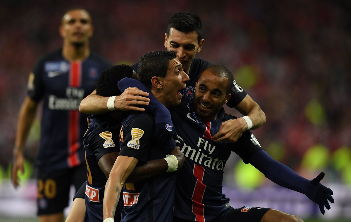 Ángel Di María es felicitado por sus compañeros, luego de marcar un gol para el París Saint-Germain. (Foto Prensa Libre: AFP)