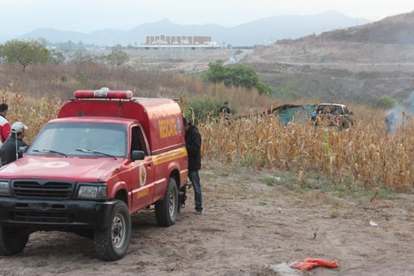 Socorristas constatan el estado de las víctimas. (Foto Prensa Libre: Hugo Oliva)