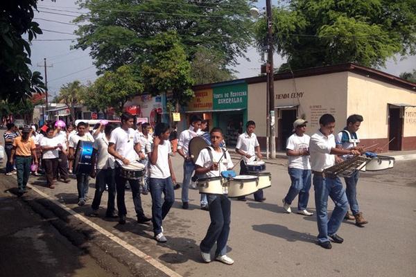 Estudiantes participan en el desfile inaugural de la jornada de vacunación, en El Jícaro. (Foto Prensa Libre: Hugo Oliva) <br _mce_bogus="1"/>