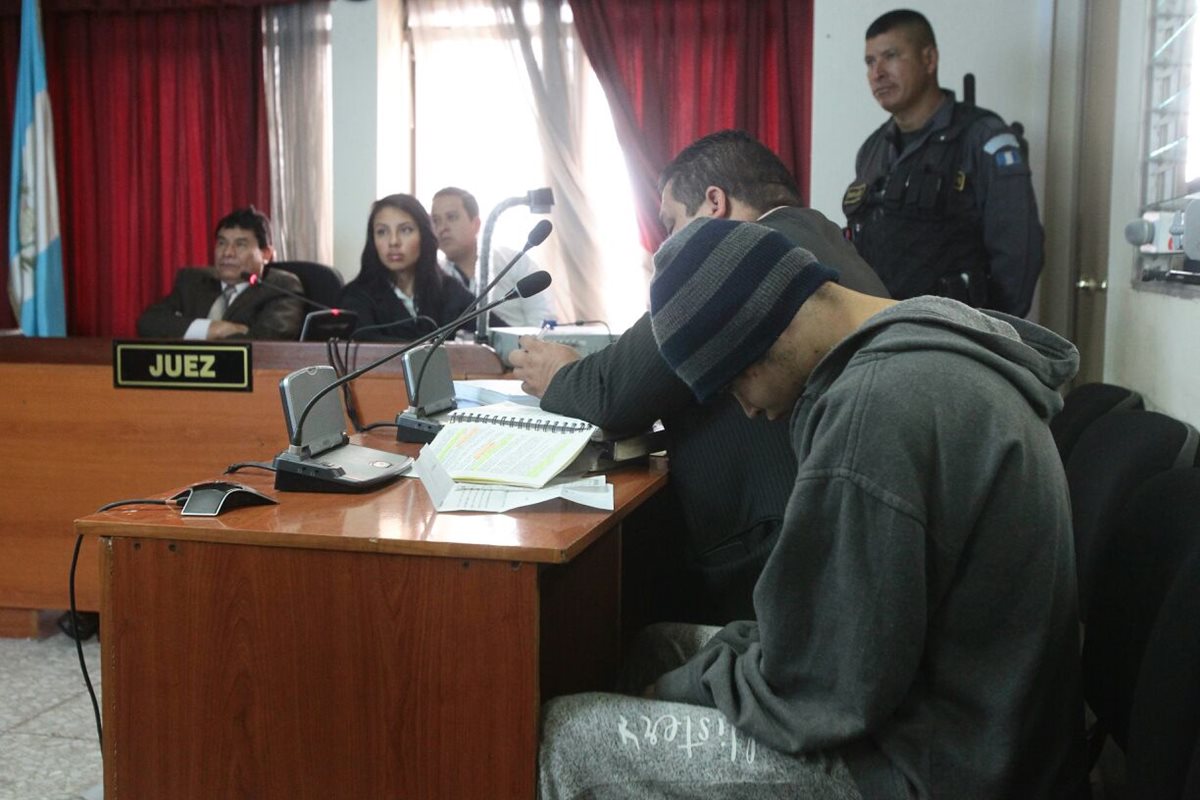 Axel Cifuentes escucha la imputación en el Juzgado Undécimo Penal. (Foto Prensa Libre: Álvaro Interiano)