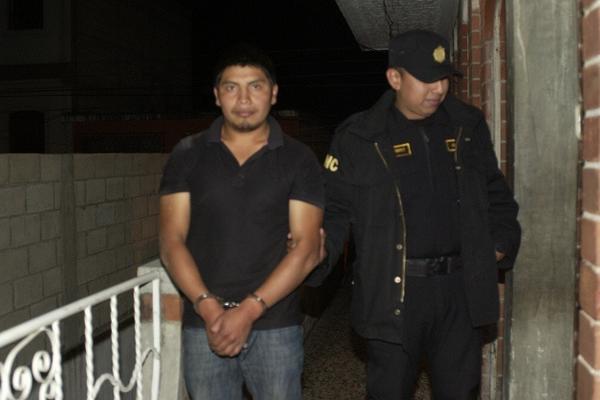 Juan Moisés Tzoc, sindicado de integrar una banda de saqueadores, ingresa a la Comisaría 71, en Santa Cruz del Quiché. (Foto Prensa Libre: Óscar Figueroa)