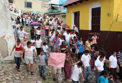 VECINOS  de Flores, Petén, manifiestan su rechazo a la ola de  violencia en el lugar y exigieron mayor seguridad.