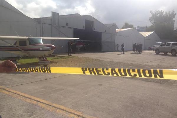 Allanamientos en el hangar G-5. (Foto Prensa Libre: Estuardo Paredes)