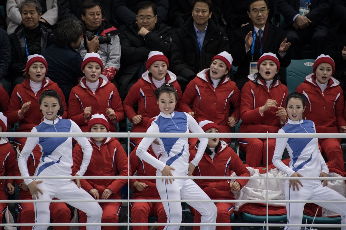 Las animadoras norcoreanas dieron el toque de alegría en los Juegos Olímpicos de Invierno de Pyeongchang 2018. (Foto Prensa Libre: AFP)