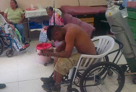 El reo Fernando García, quien resultó herido en una riña en la Granja Penal Canadá, permanece en el Hospital Regional de Escuintla. (Foto Prensa Libre: Enrique Paredes)