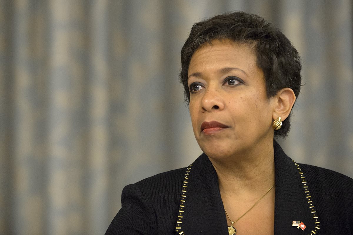La fiscal estadounidense, Loretta Lynch brindó este lunes una conferencia de prensa para dar a conocer detalles de la investigación en el caso Fifa. (Foto Prensa Libre: AP)