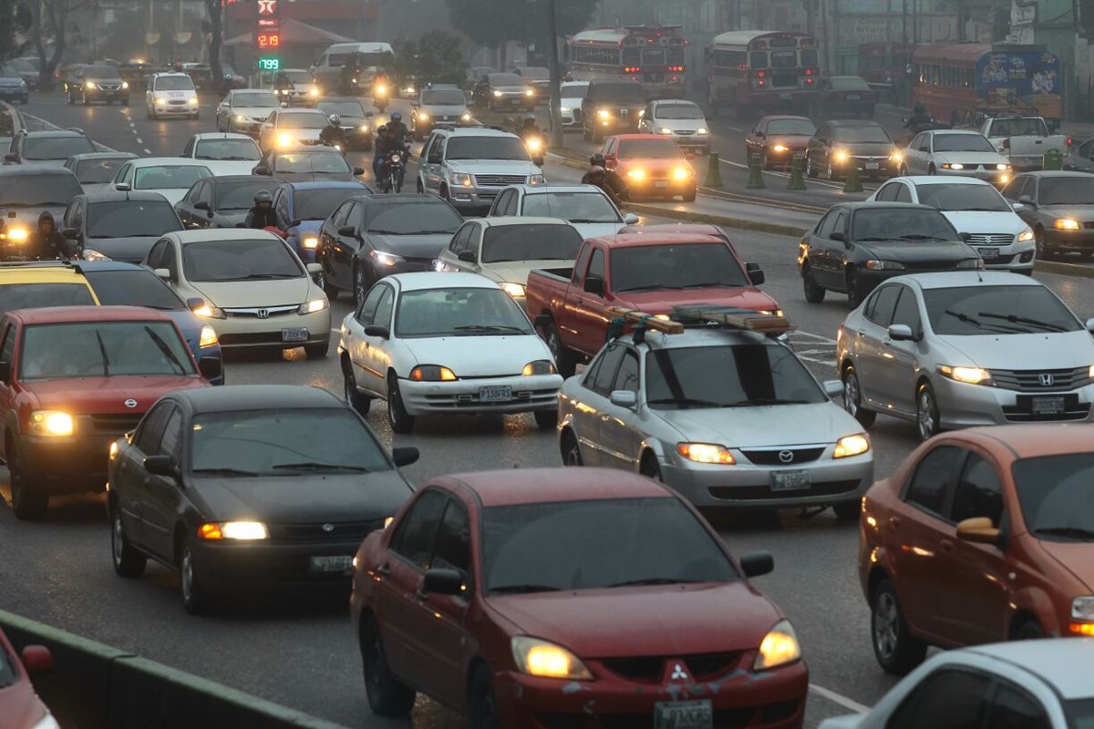 Complicaciones en el tránsito han sido reportadas en varias zonas de la capital. (Foto Prensa libre: álvaro Interiano)