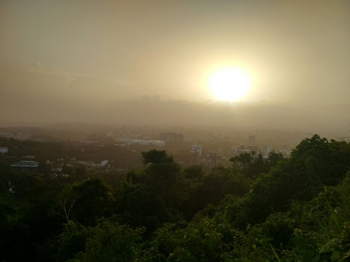 Una nube de partículas de arena proveniente del Sahara cubre parte del país. (Foto Prensa Libre: Conred)