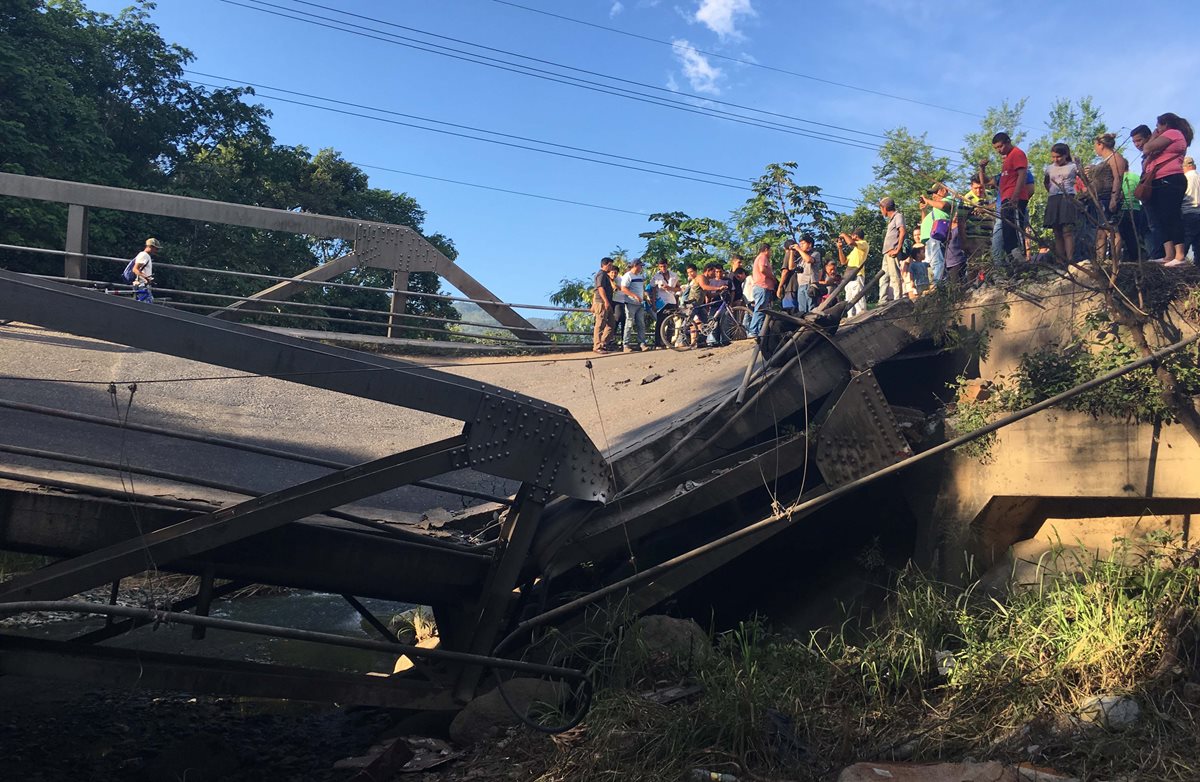 Transporte pesado será controlado para evitar que supere la capacidad a la que está diseñada la red vial. (Foto Prensa Libre: Hemeroteca PL)
