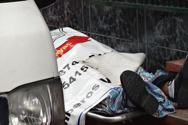 Un transportista fue asesinado por un sicario que se hizo pasar como piloto para hablar con él, luego le disparó. (Foto Prensa Libre: Omar Méndez)