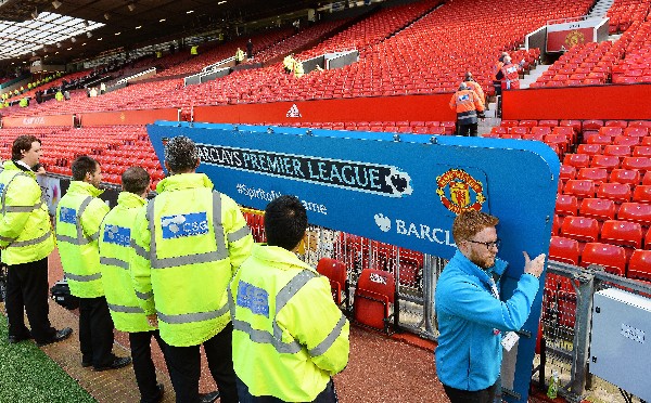 Personal del Manchester United durante la evacuación del estadio Old Trafford. (Foto Prensa Libre: EFE)