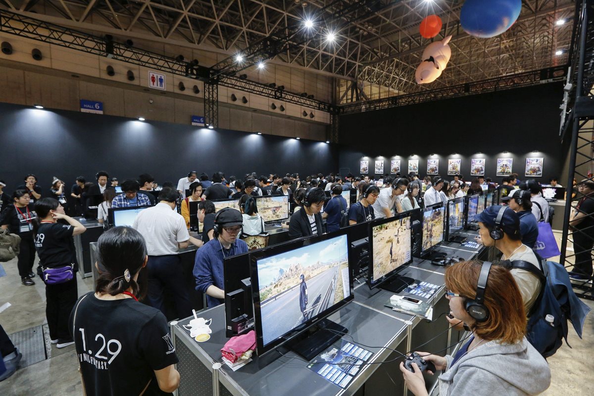 Varios visitantes prueban diferentes videojuegos durante el Tokyo Game show en el centro de convenciones Makuhari Messe en la localidad de Chiba, al este de Tokio, Japón. (Foto Prensa Libre: EFE).
