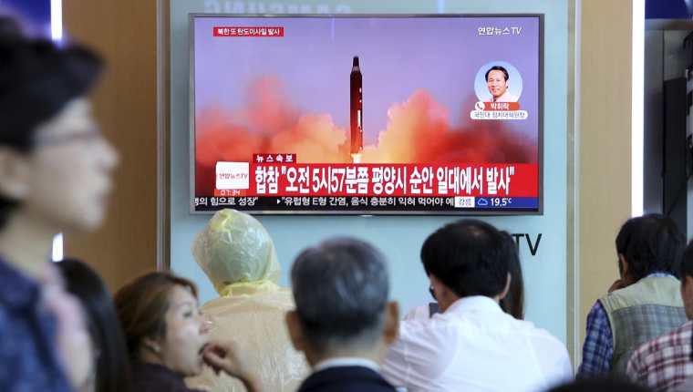 Corea del Norte disparó un misil balístico desde su capital, Pionyang y sobrevoló Japón. (Foto Prensa Libre:AP).