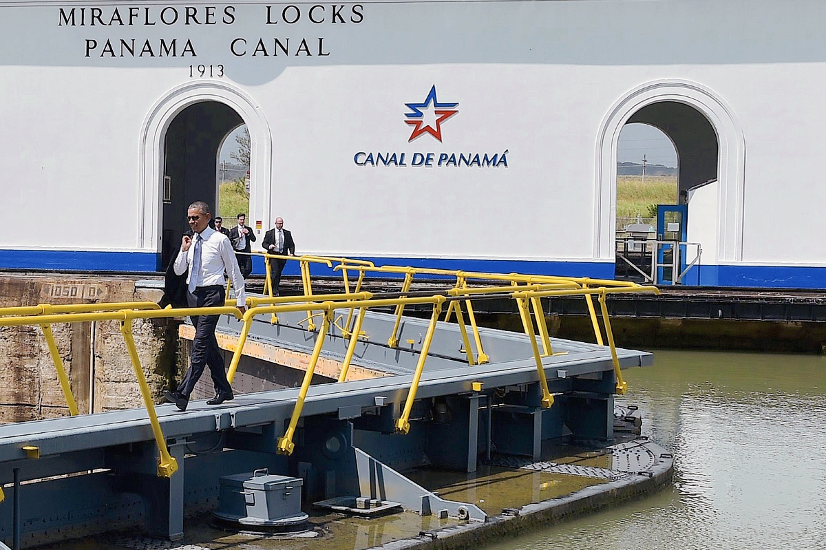 El presidente Barack Obama recorre las esclusas Miraflores del Canal de Panamá. (Foto Prensa Libre:AP)AP