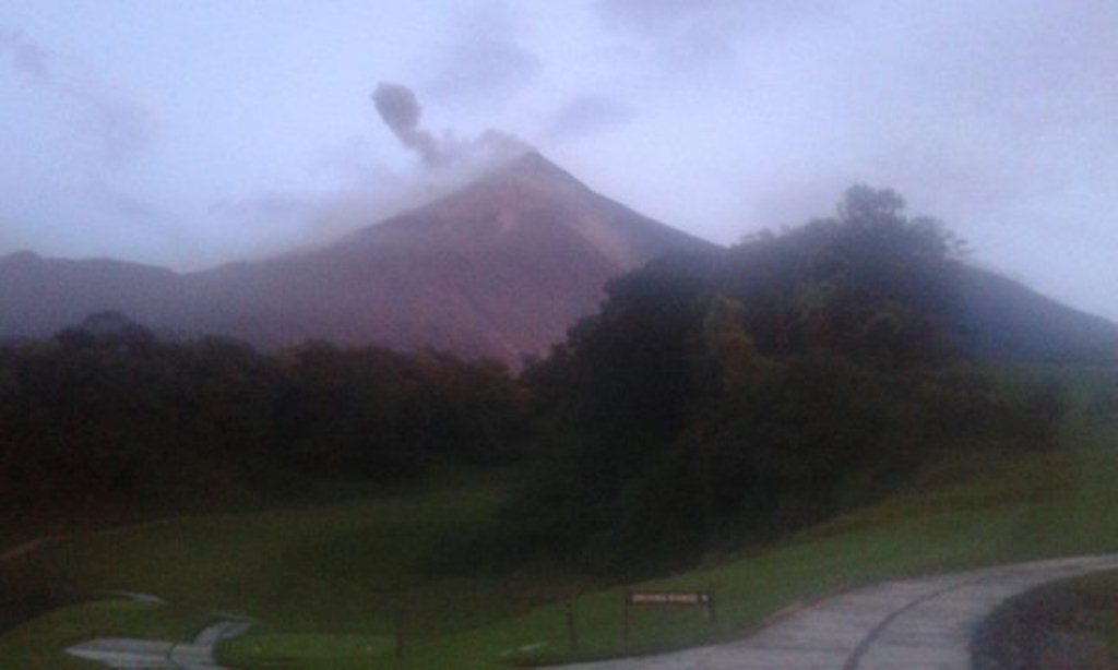 Actividad del Volcán de Fuego vista desde San Juan Alotenango, Sacatepéquez. (Foto Prensa Libre: Conred)