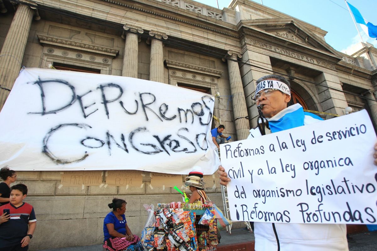 Activistas exigen al Congreso que haga cambios a su Ley Orgánica y busque una reforma política. (Foto Prensa Libre: Esbin García)