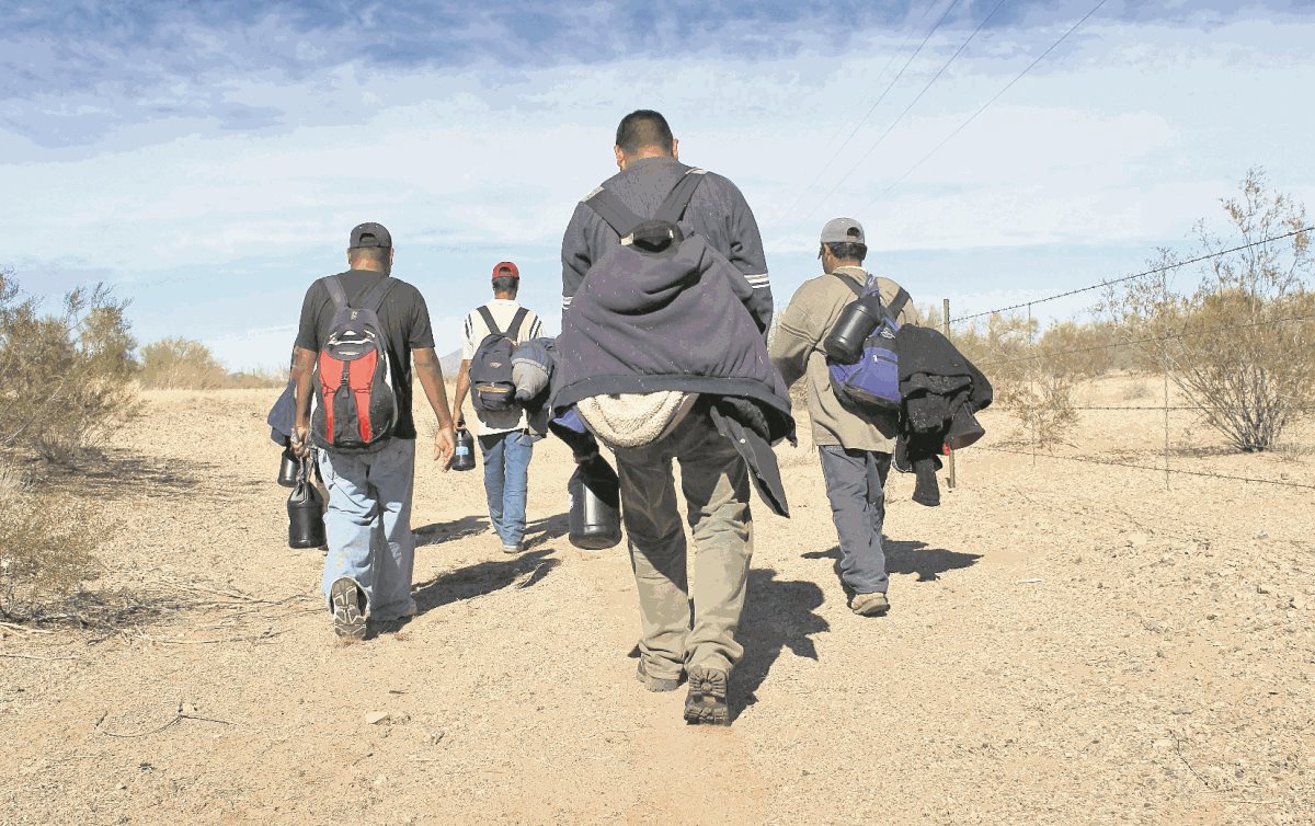 (Foto de referencia). Migrantes se disponen a cruzar la frontera entre México y EE. UU. por el desierto. (Foto Prensa Libre: Hemeroteca PL).
