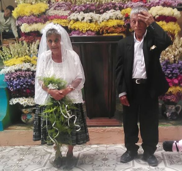 Jacinta Lem, de 77 años, y Emilio Caal, 80, se casaron en la iglesia evangélica Camino de Santidad, de Tucanjá, San Cristóbal Verapaz. (Foto Prensa Libre: Eduardo Sam)