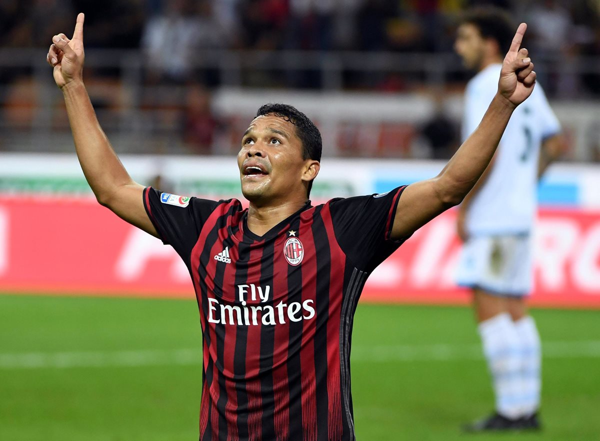 Carlos Bacca levanta las manos al cielo para festejar su anotación. (Foto Prensa Libre: AP)