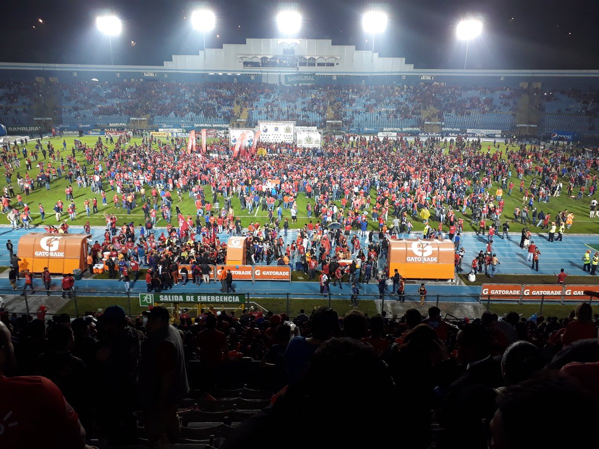 Los escarlatas no pudieron contener a los aficionados en la final de vuelta. (Foto Prensa Libre: Norvin Mendoza)
