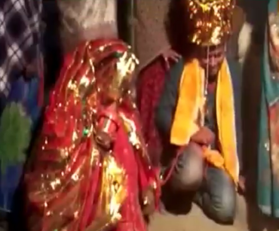 Kumar fue golpeado y obligado a casarse. Estas fotos extraídas del video de tal hecho, colgado en YouTube, son algunas de las pruebas que tiene para que castiguen a quienes lo secuestraron.