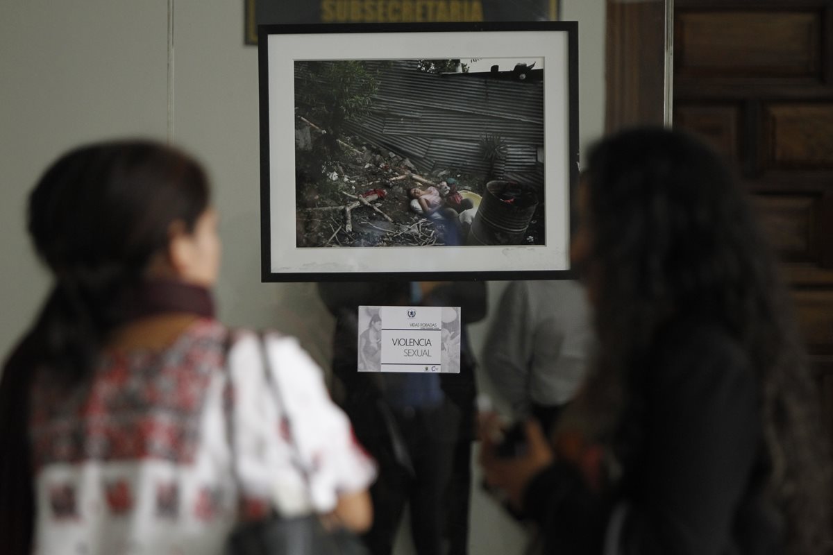 Exposición de fotografía "Vidas Robadas, Niñas Teniendo Niños" en marco de la Conmemoración del Día Internacional de la Eliminación de la Violencia de la Mujer. Fotografía: Paulo Raquec